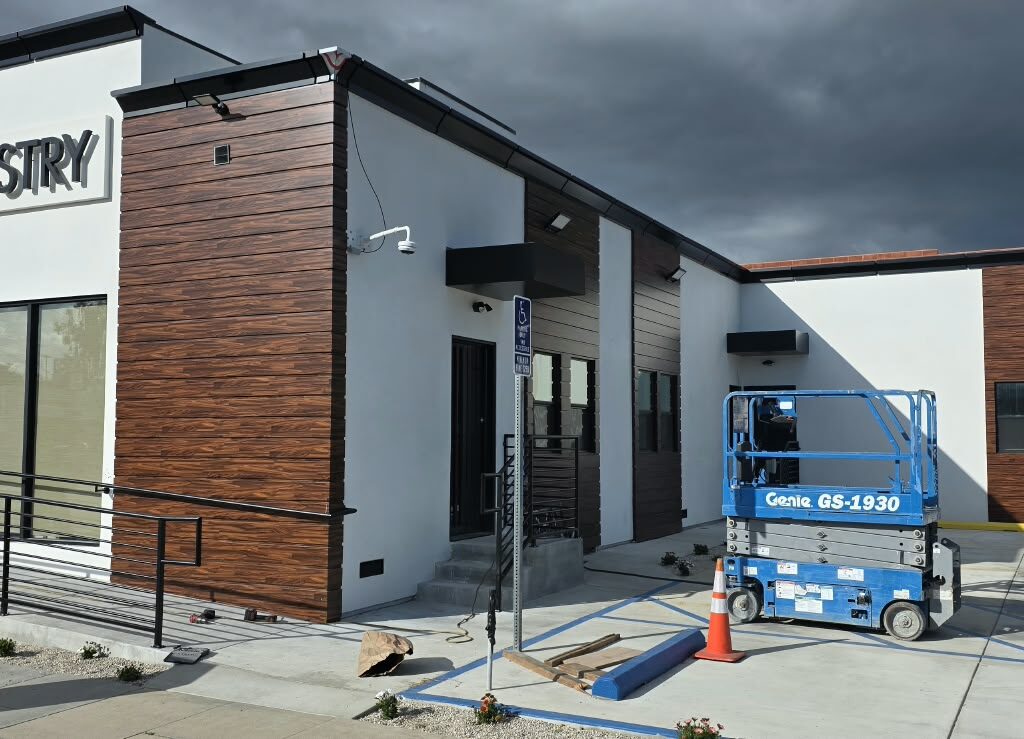 Commercial ACM building facade with aluminum composite panel cladding